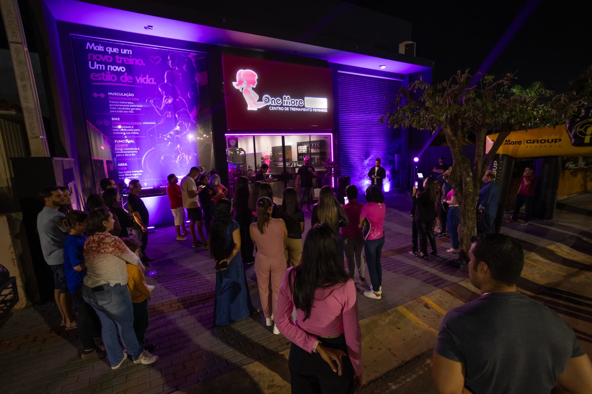 Inauguração de uma unidade One More Pink com público na fachada
