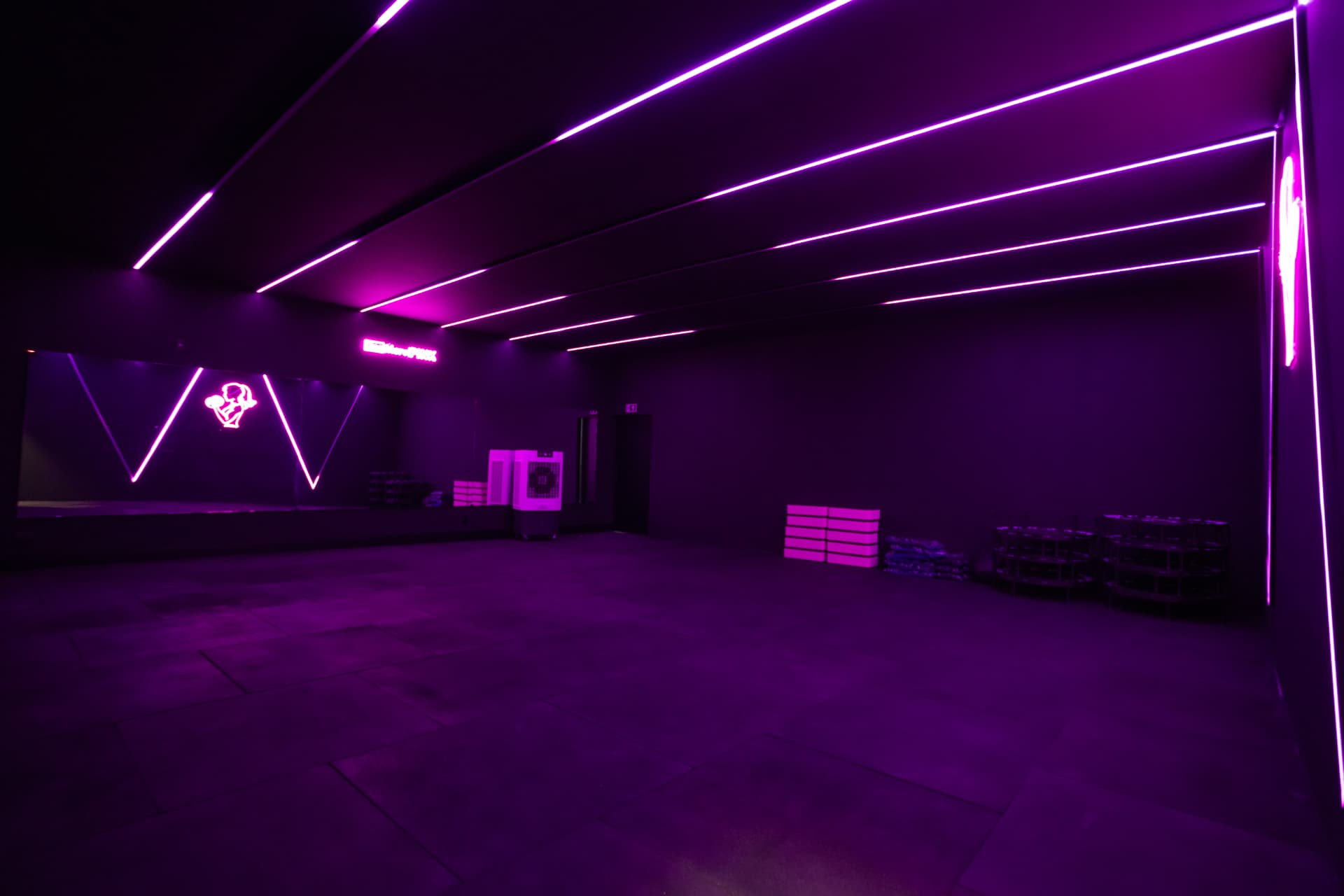 Ambiente interno da unidade com iluminação rosa