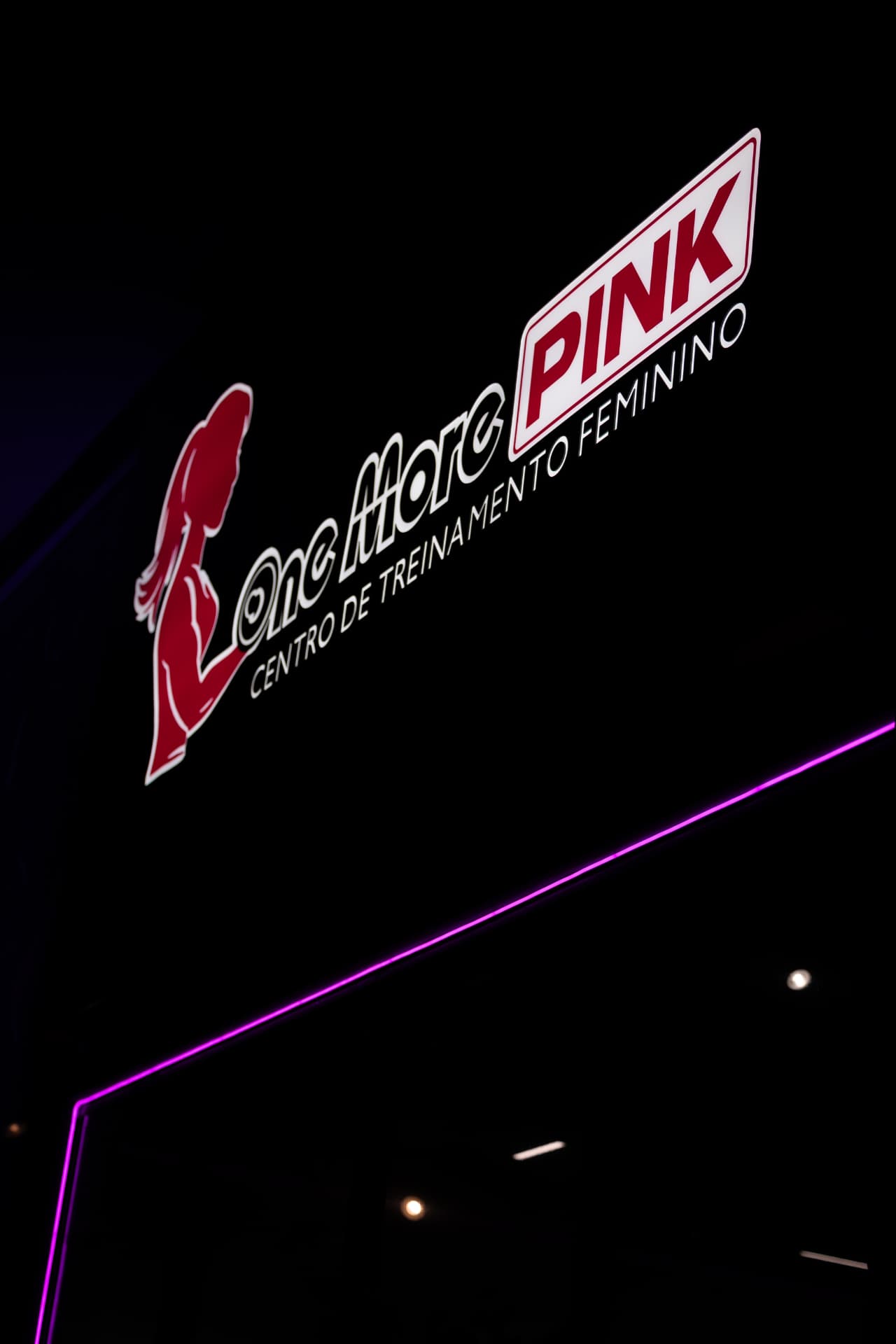 Recepção com letreiro neon One More Pink