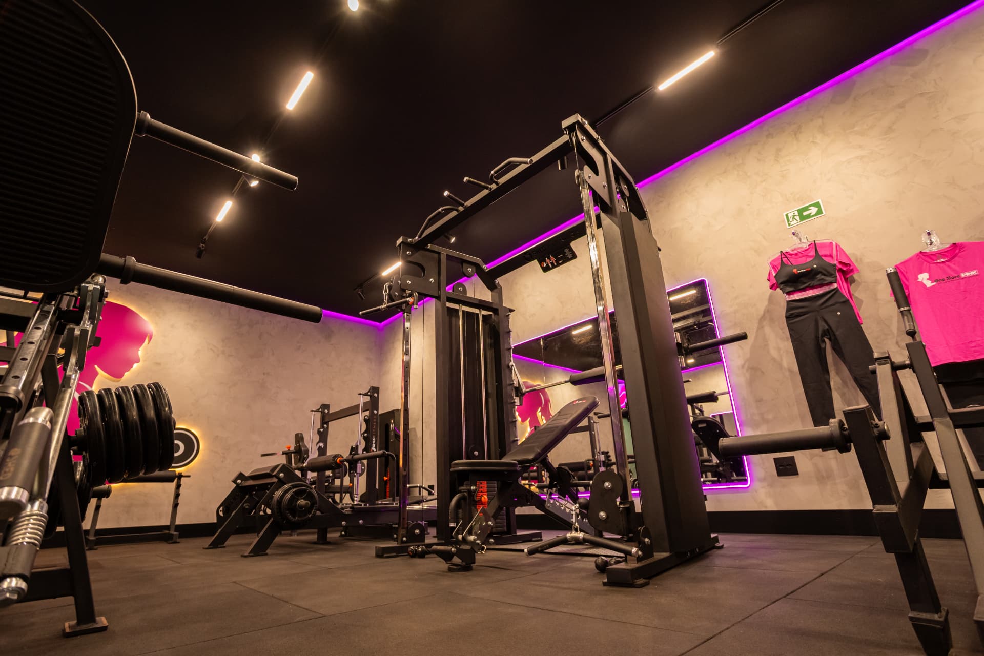 Sala de musculação de uma unidade One More Pink